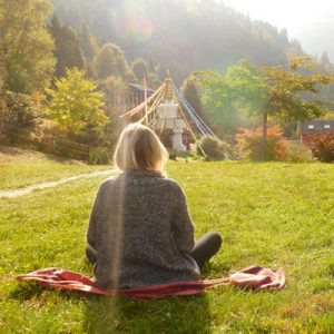 Personne en méditation Domaine d'Avalon Institut Pleine Présence