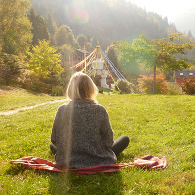 Personne en méditation Domaine d'Avalon Institut Pleine Présence